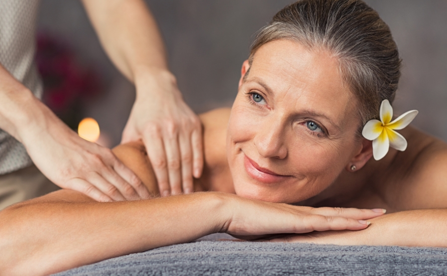 ee2be-women-get-body-massages.jpg
